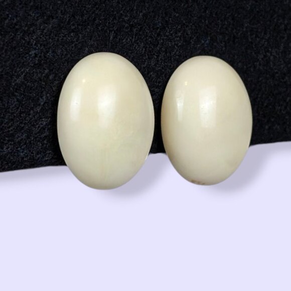 V. 1950s Off-White Lucite Thermoset Cabochon Earrings - Picture 3 of 6